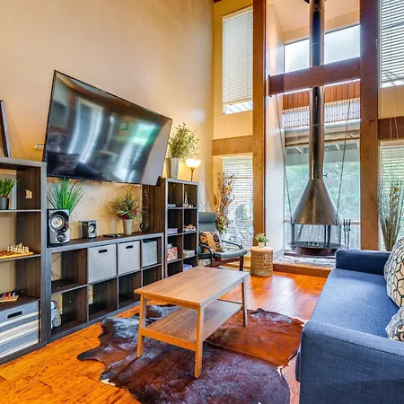 Lago Vista Golf Getaway With Decks And Pool Access!
